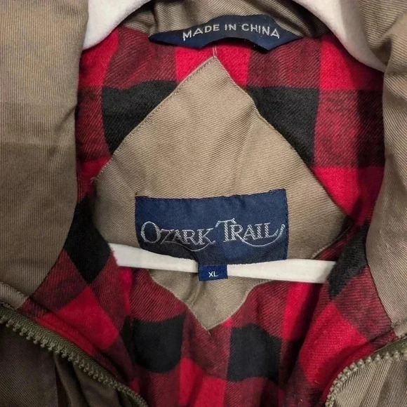 Ozark Trail Vest Men's XL Full Zip Outdoors Plaid Line Puffer - Picture 3 of 6